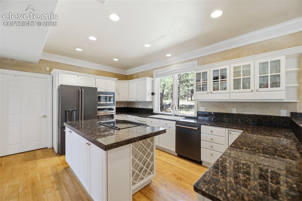 Image 13 of 50: Kitchen