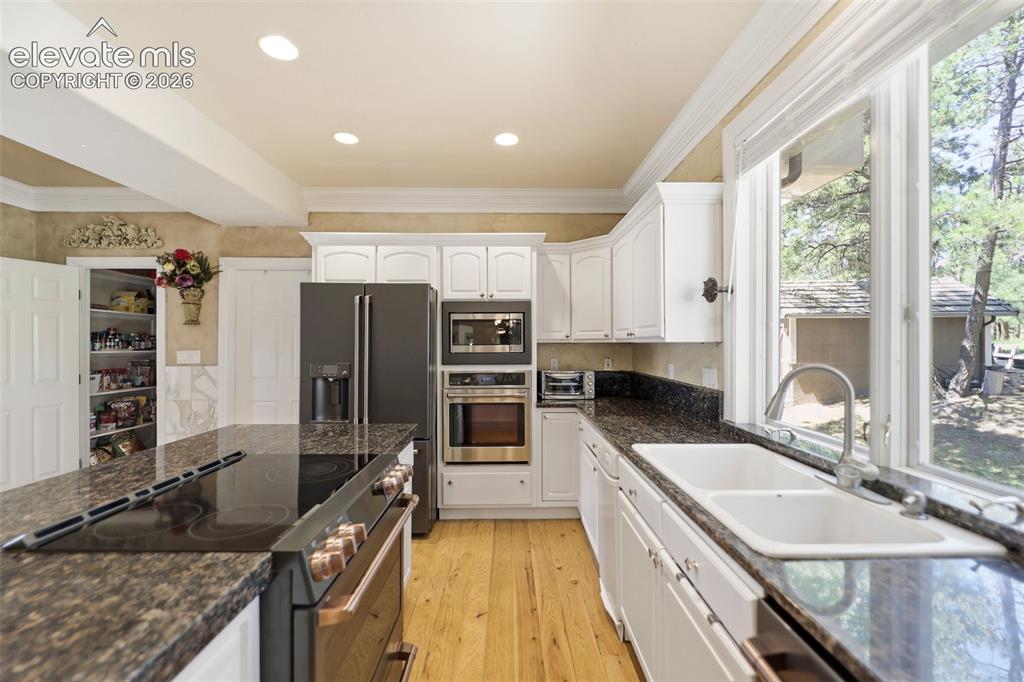Image 14 of 50: Kitchen