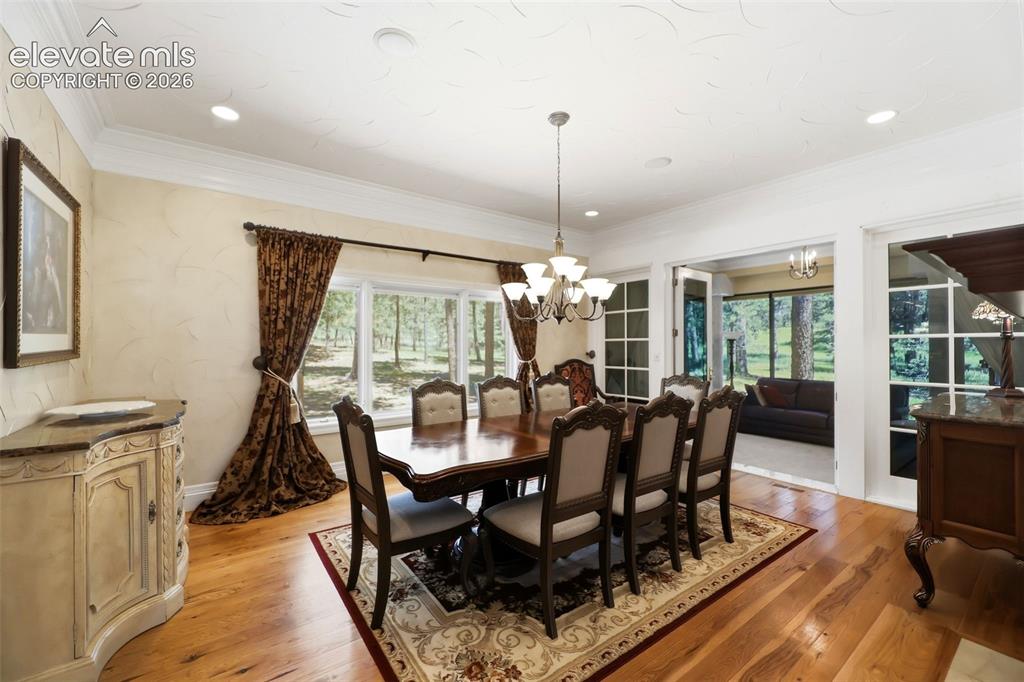 Image 16 of 50: Dining Area