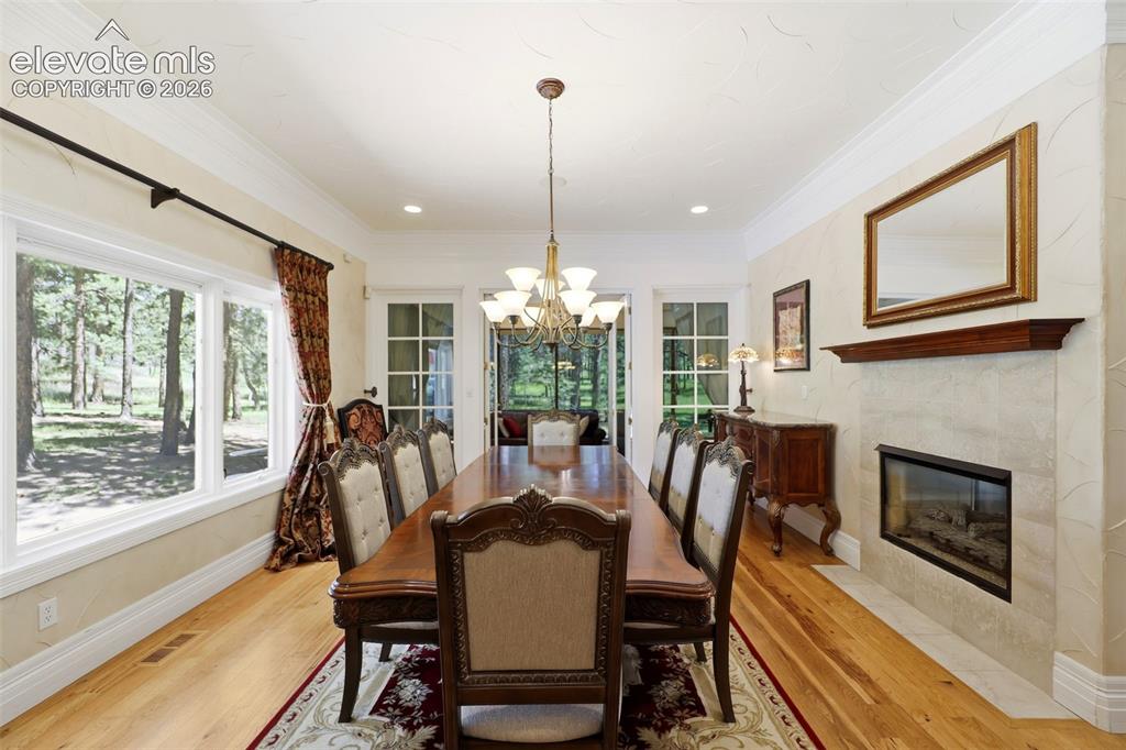 Image 17 of 50: Dining Area