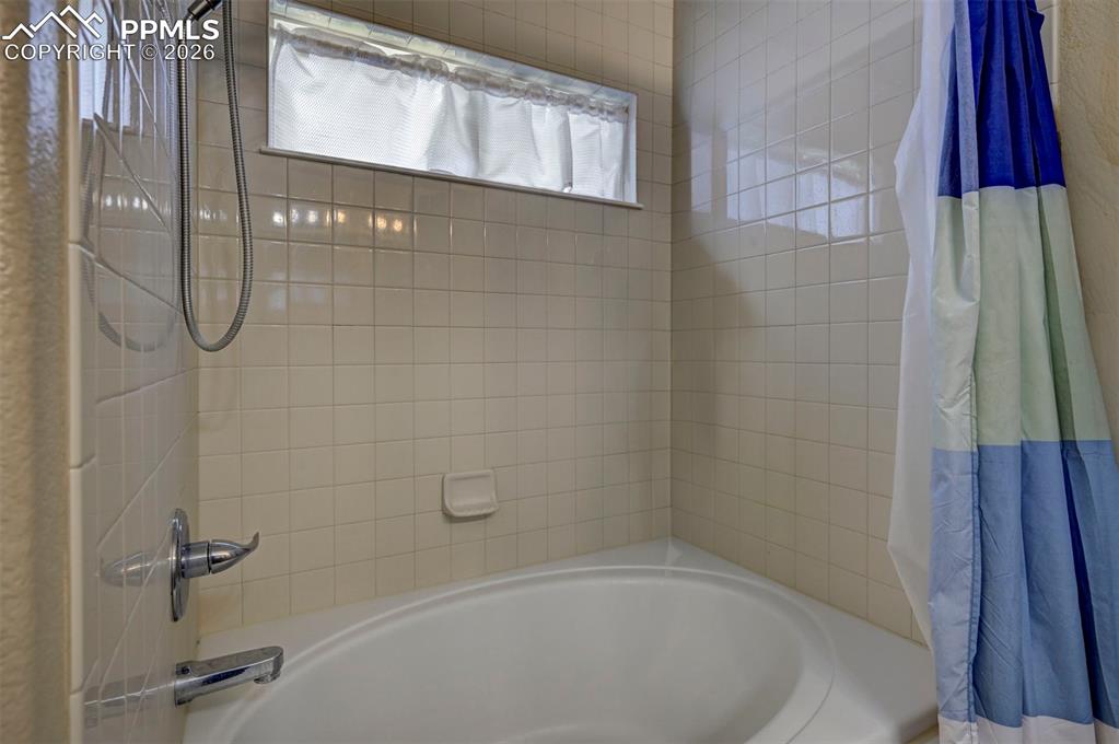 Image 21 of 44: Bathroom