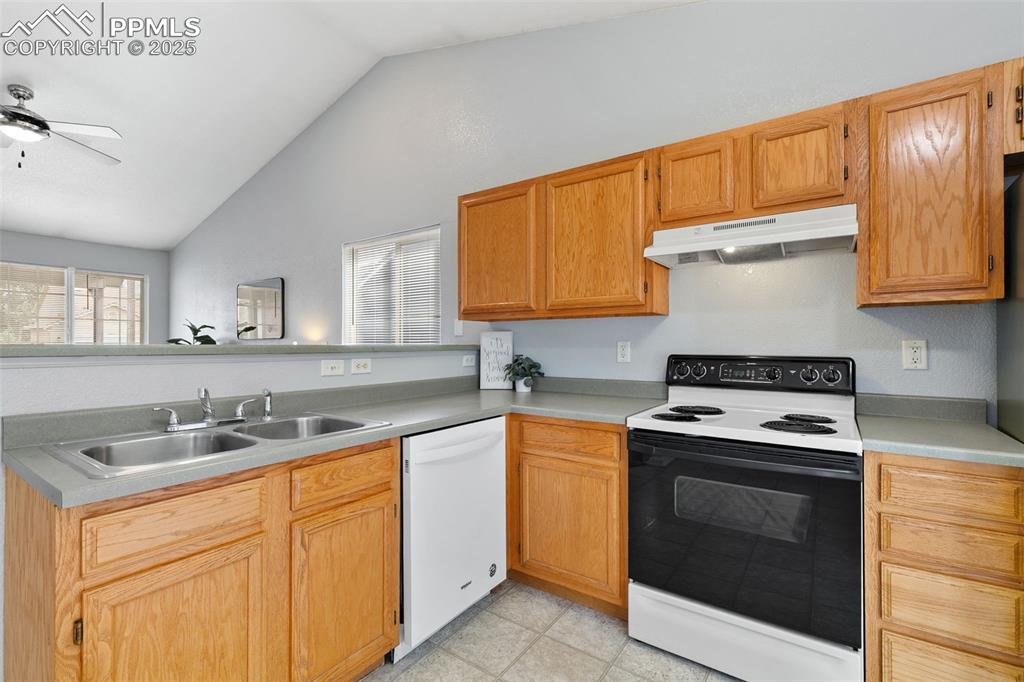 Image 13 of 47: Kitchen