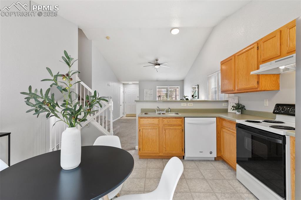 Image 15 of 47: Kitchen