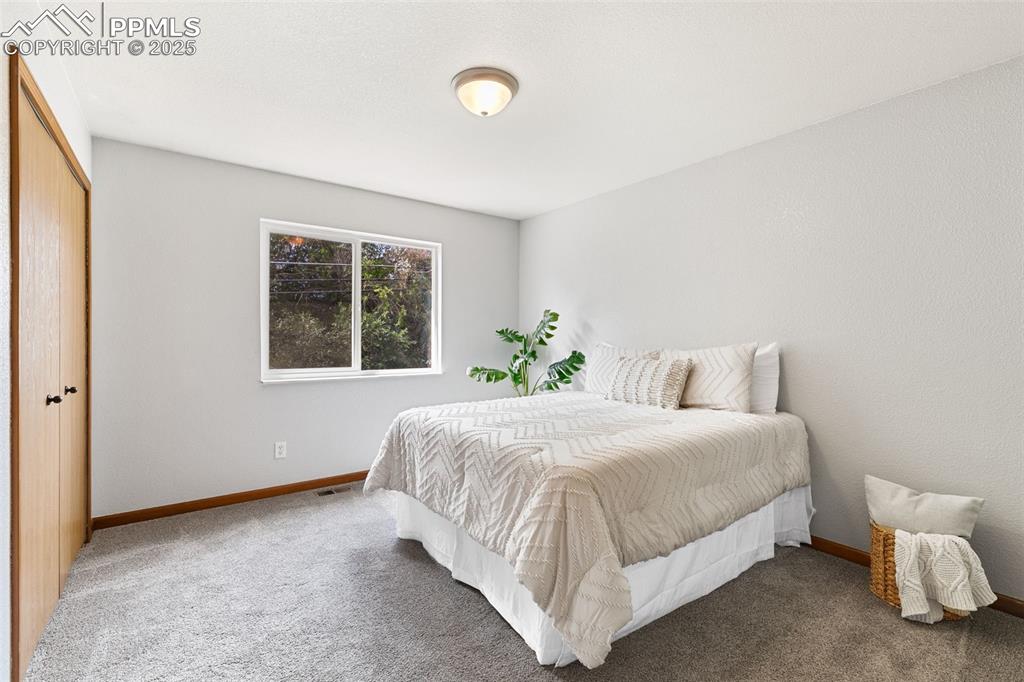 Image 19 of 47: Bedroom