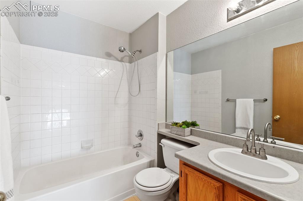 Image 26 of 47: Bathroom