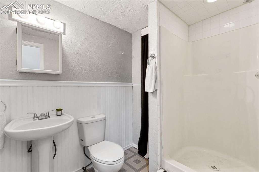 Image 31 of 47: Bathroom