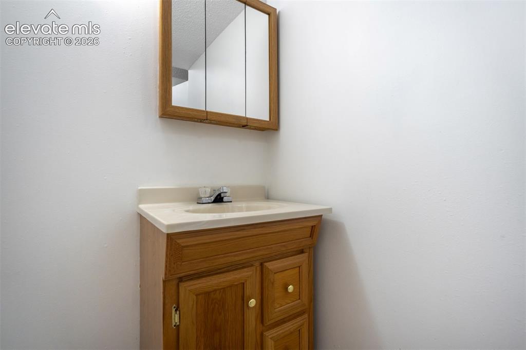 Image 35 of 40: Bathroom