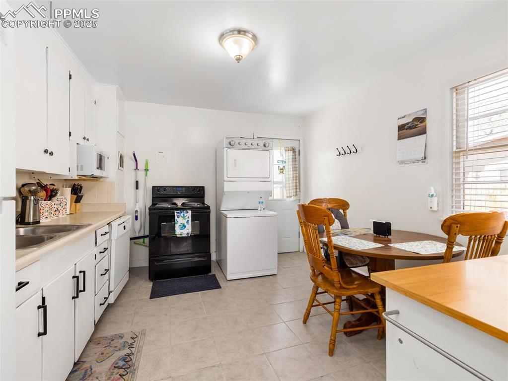 Image 12 of 20: Kitchen