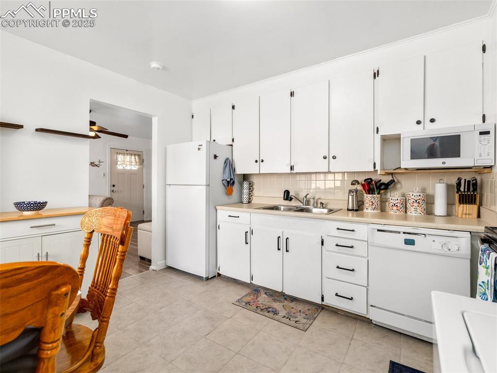 Image 14 of 20: Kitchen