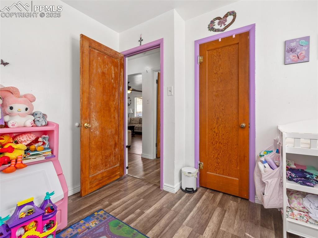 Image 17 of 20: Bedroom