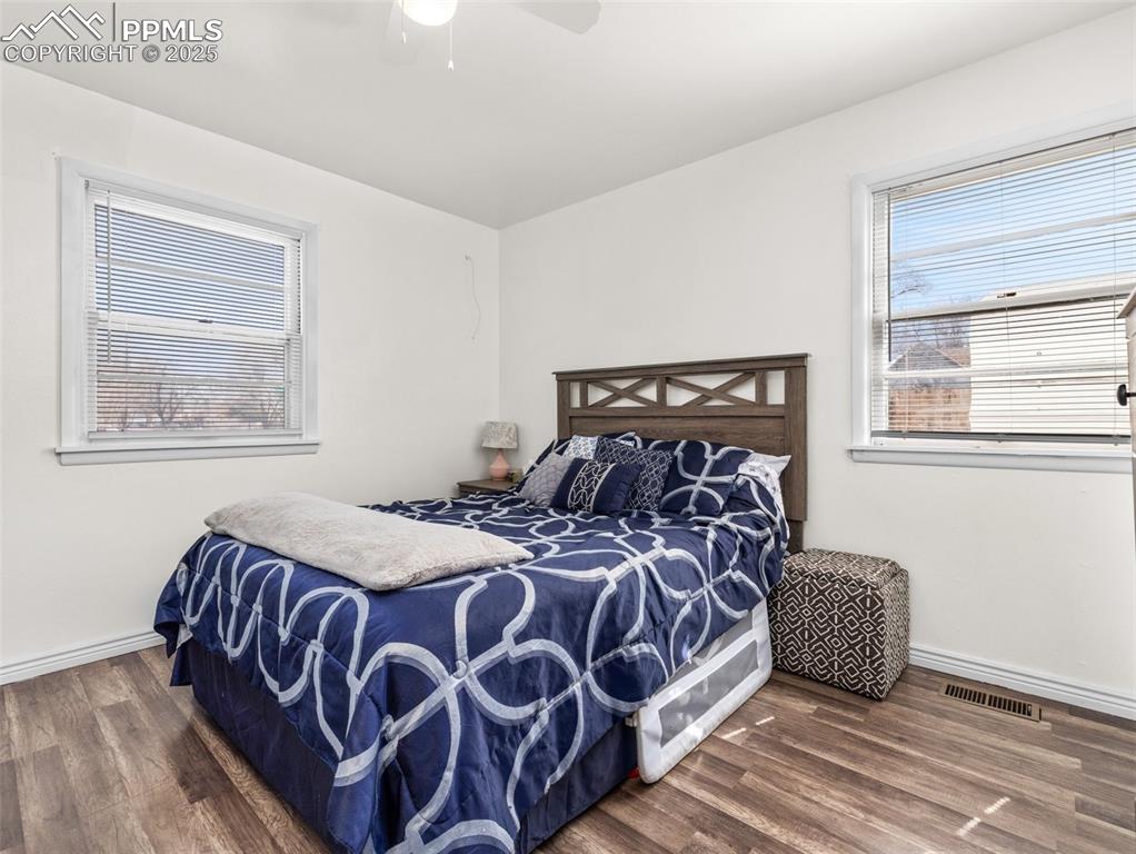 Image 18 of 20: Bedroom