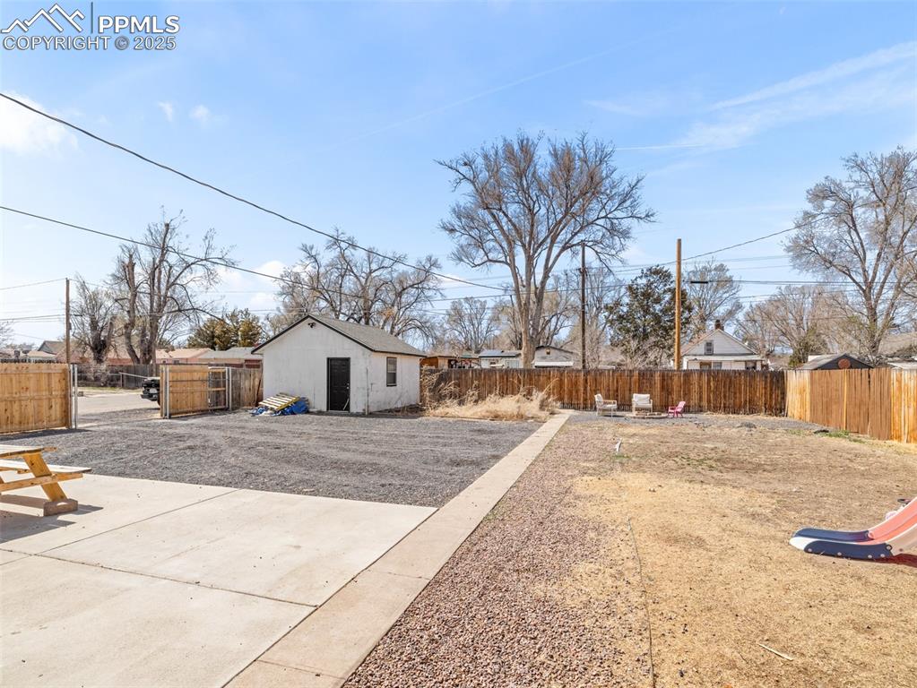 Image 6 of 20: Yard