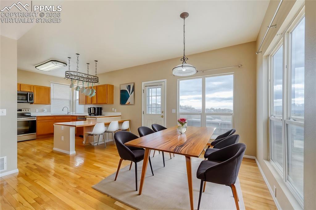 Image 10 of 30: Virtually Staged dining area