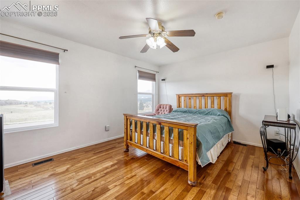 Image 14 of 38: Bedroom