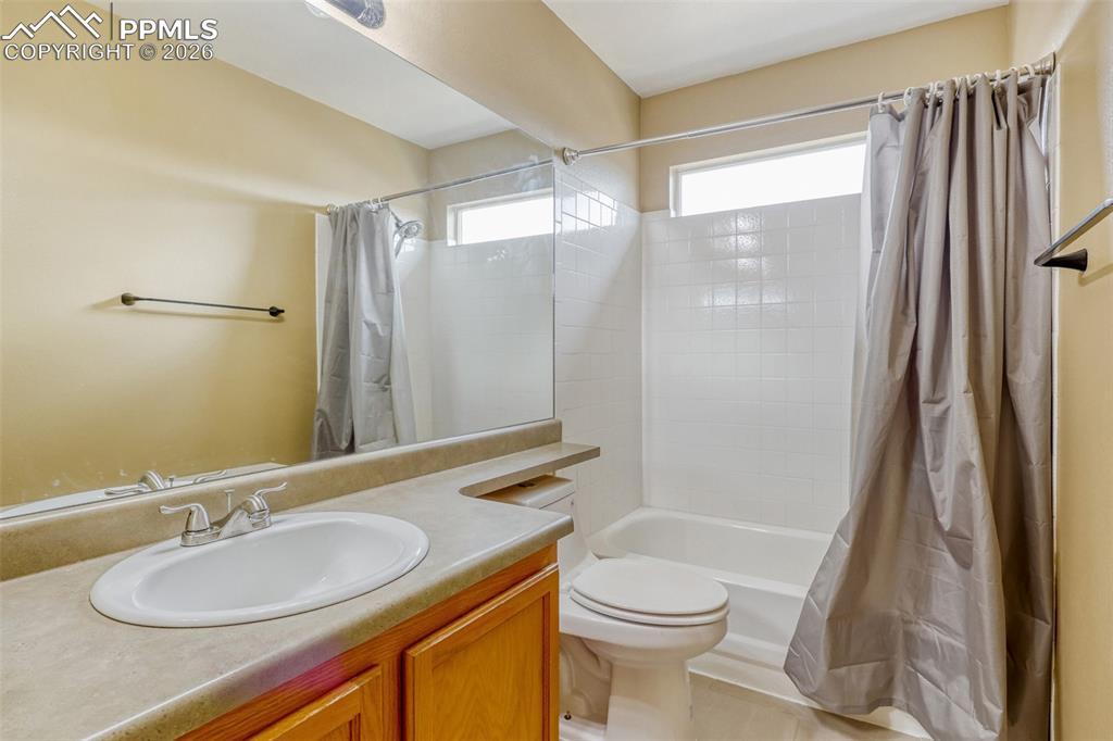 Image 22 of 30: Guest bathroom