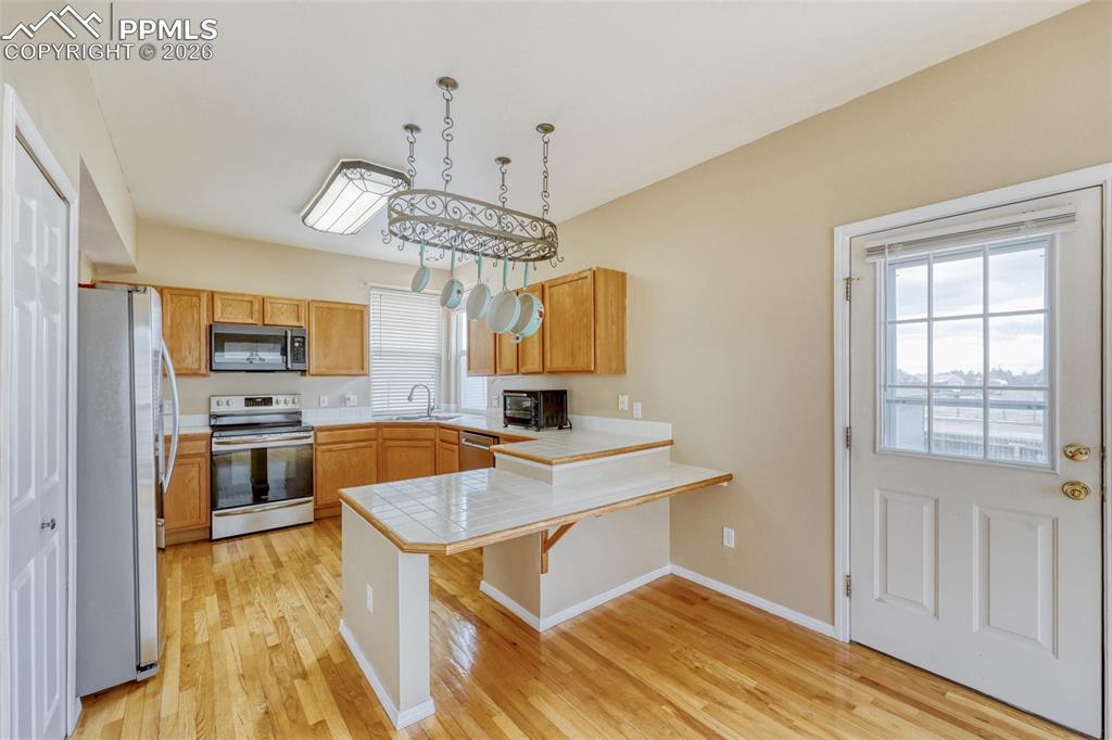 Image 7 of 38: Kitchen