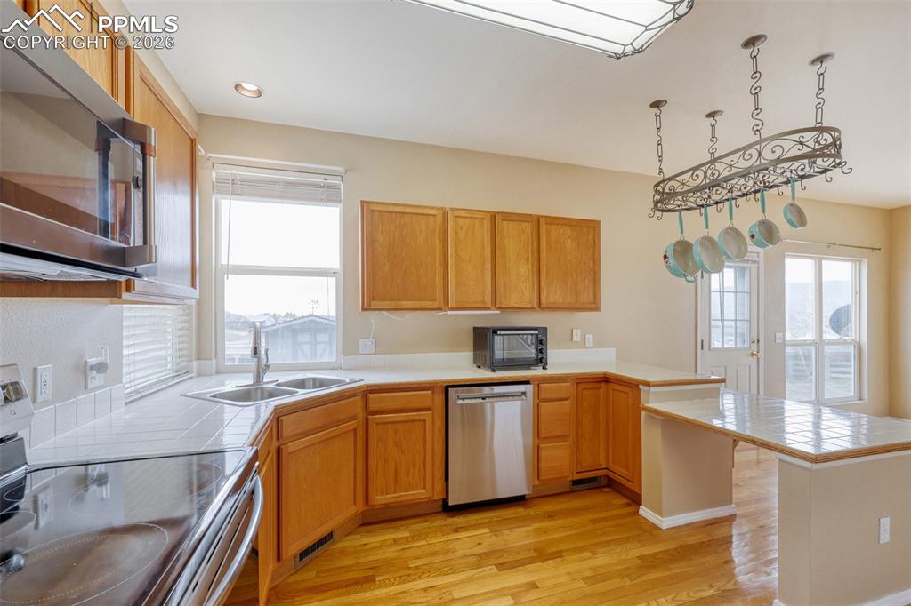 Image 7 of 30: Hardwood Floors, stainless appliances