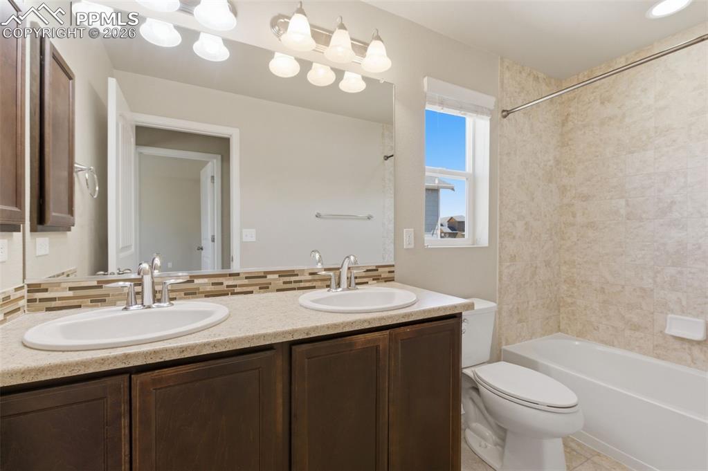 Image 27 of 39: Bathroom