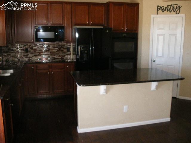 Image 18 of 44: Kitchen
