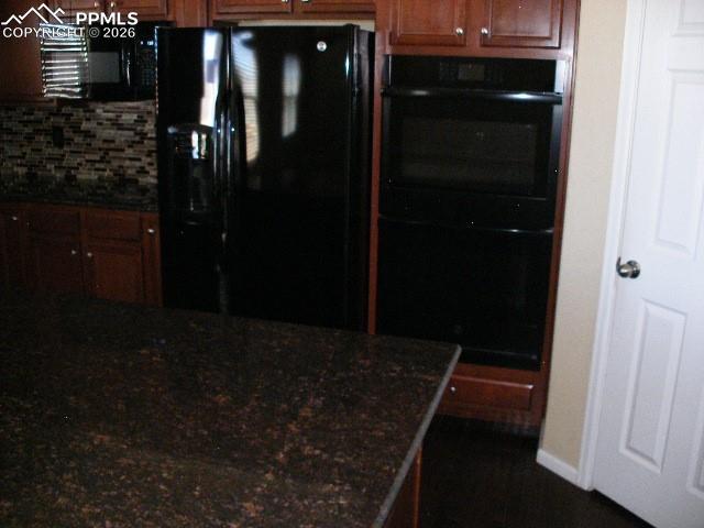 Image 19 of 44: Kitchen