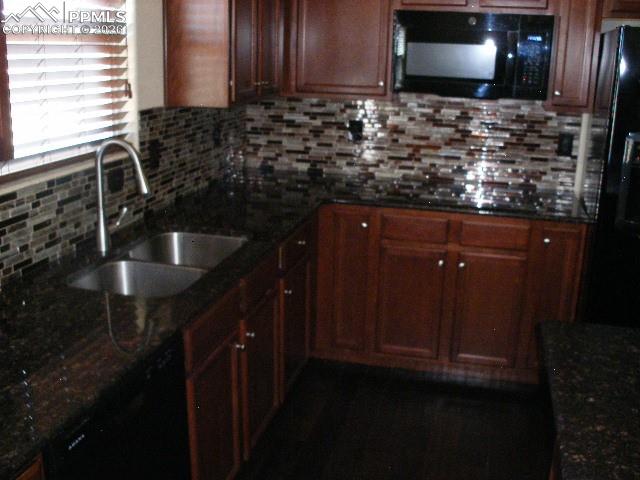 Image 23 of 44: Kitchen