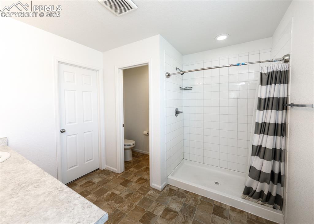 Image 24 of 42: Bathroom