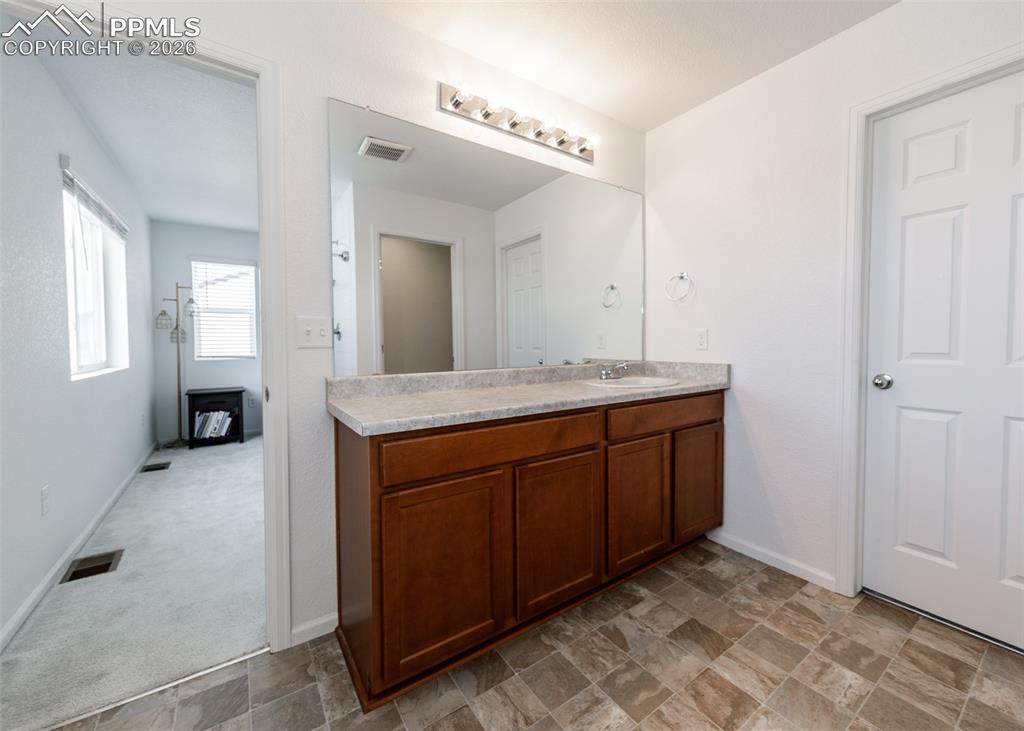 Image 25 of 42: Bathroom