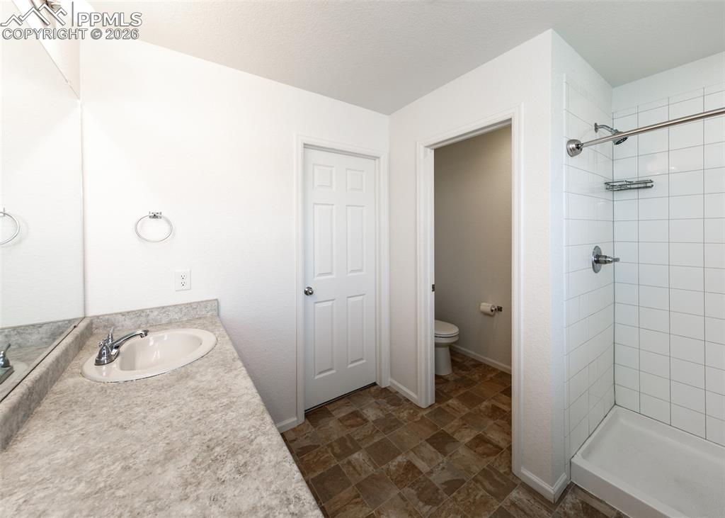 Image 26 of 42: Bathroom