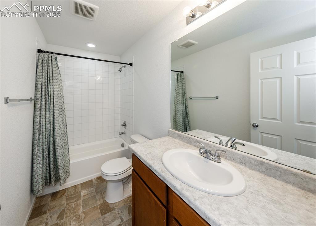 Image 30 of 42: Bathroom