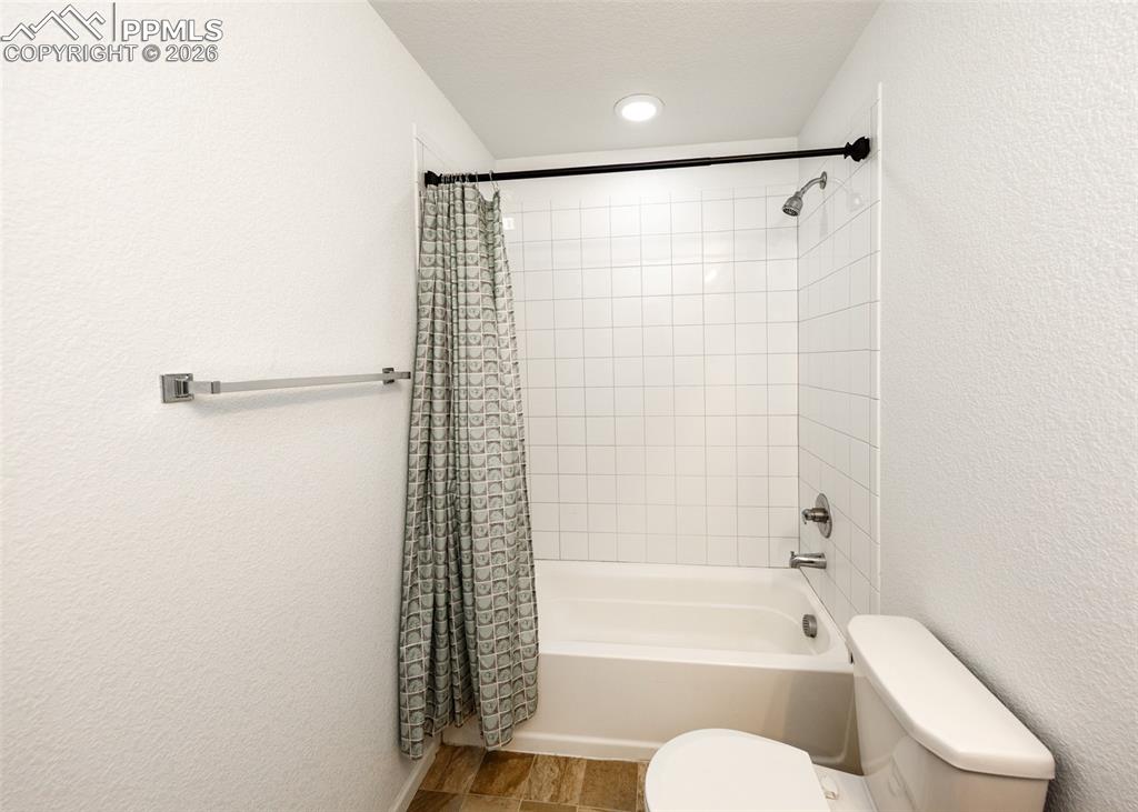 Image 31 of 42: Bathroom