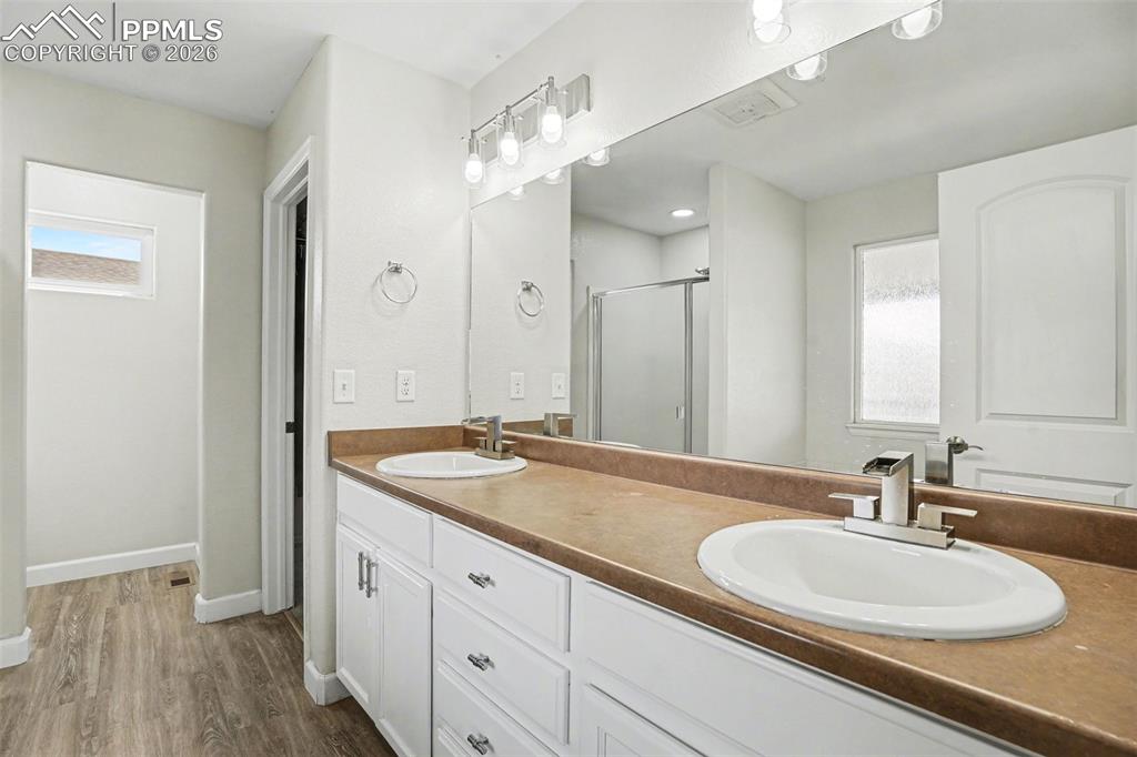 Image 14 of 30: Bathroom