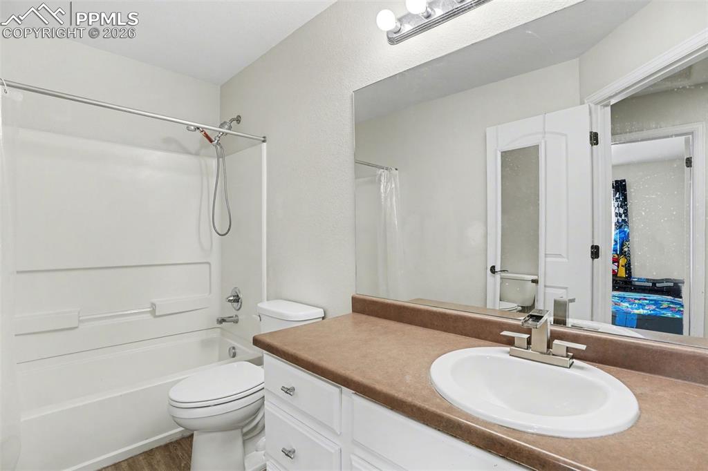 Image 18 of 30: Bathroom