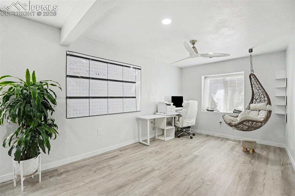 Image 22 of 30: Office