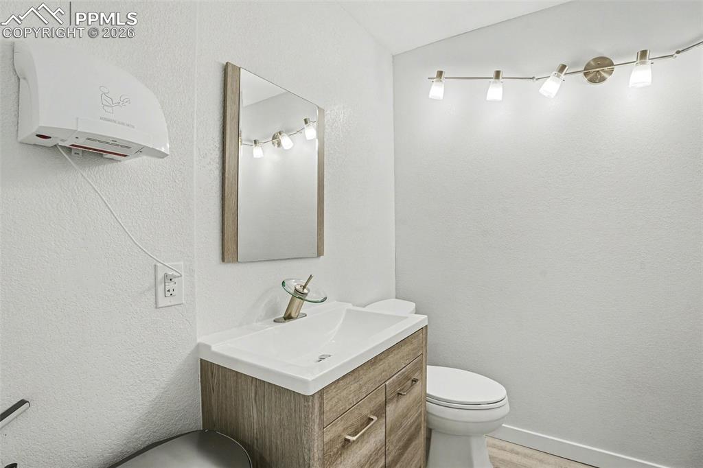 Image 24 of 30: Bathroom