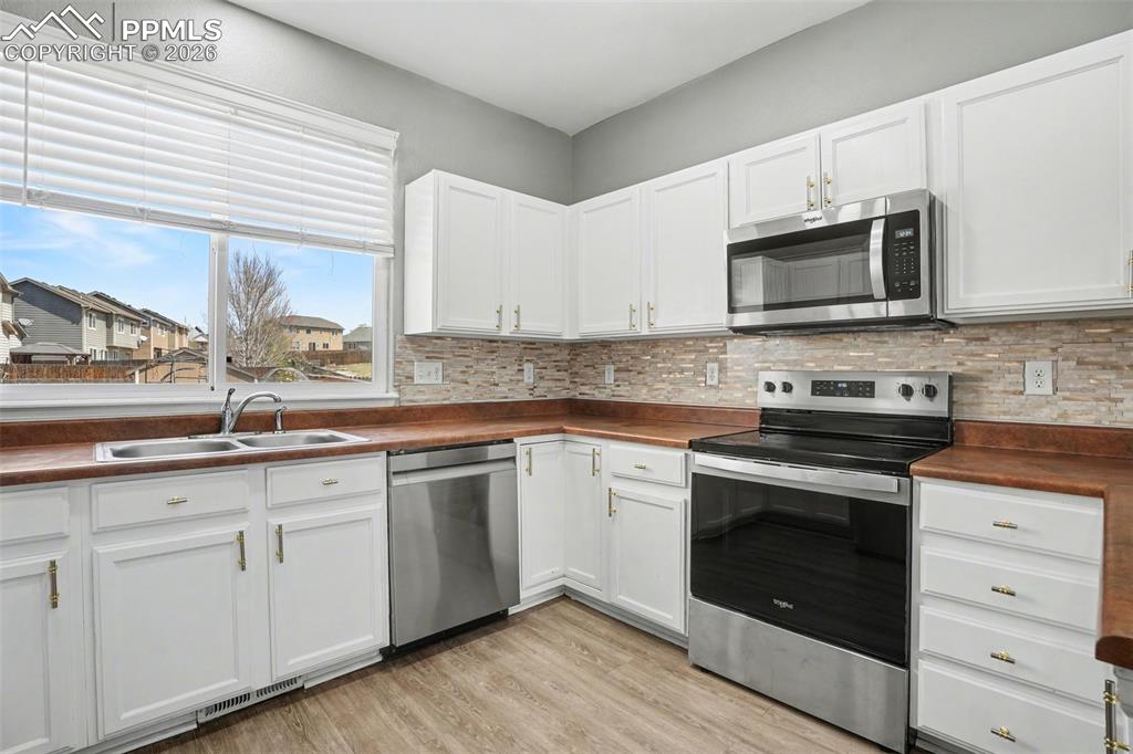 Image 7 of 30: Kitchen