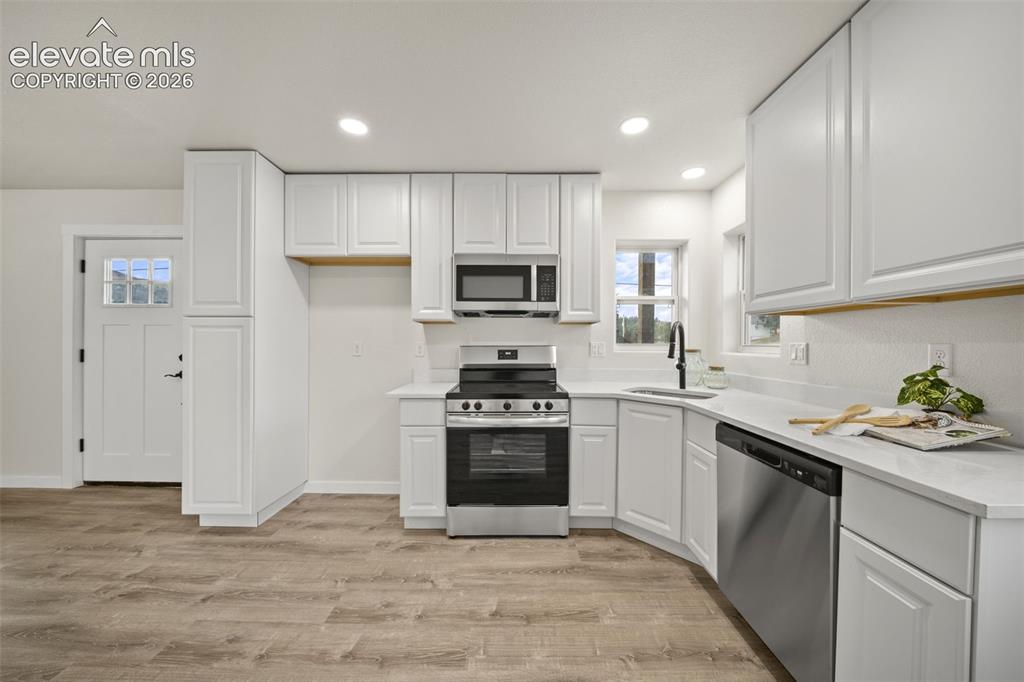 Image 10 of 30: Kitchen