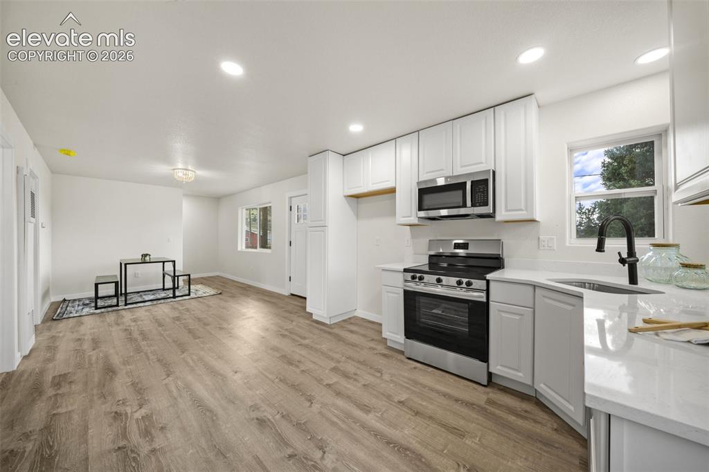 Image 11 of 30: Kitchen