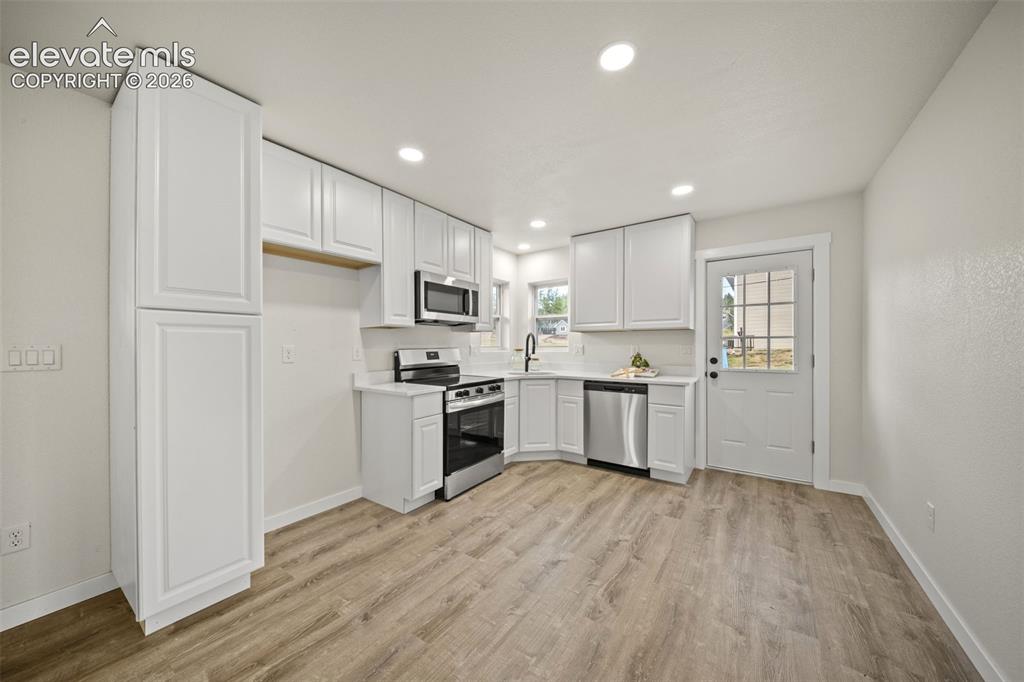 Image 9 of 30: Kitchen