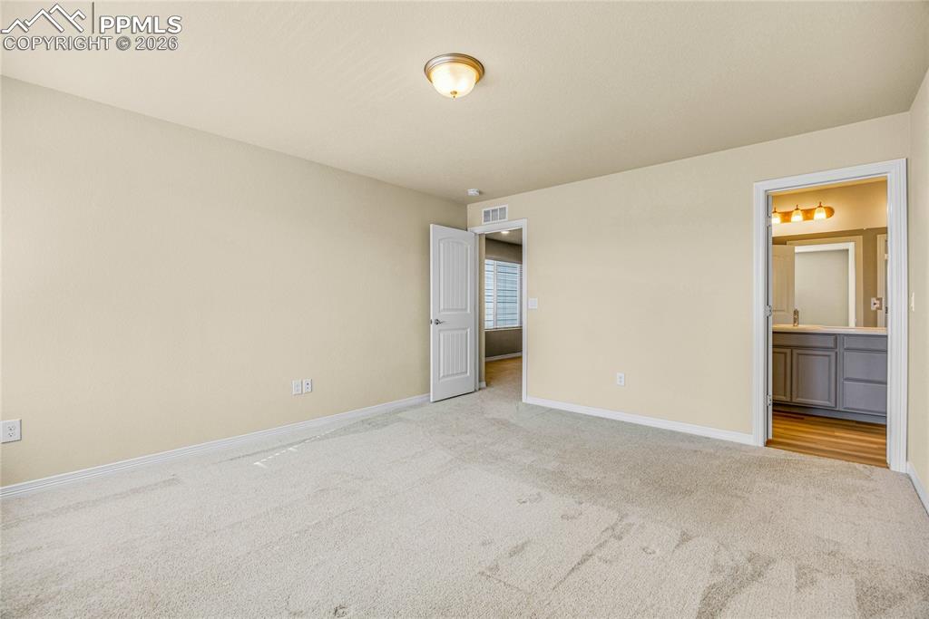 Image 14 of 25: Bedroom