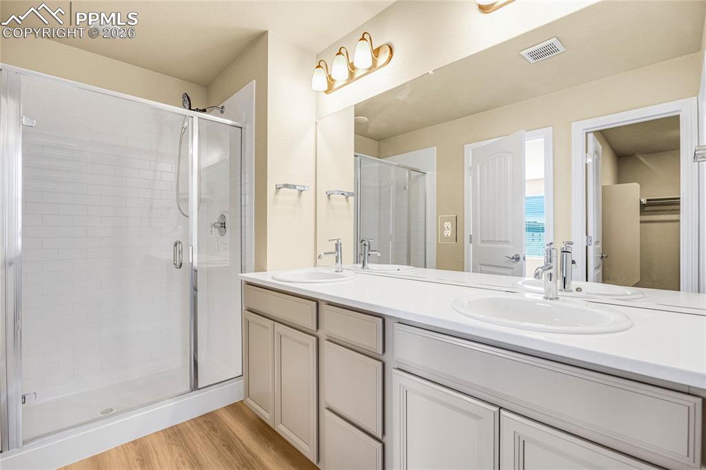 Image 15 of 25: Bathroom