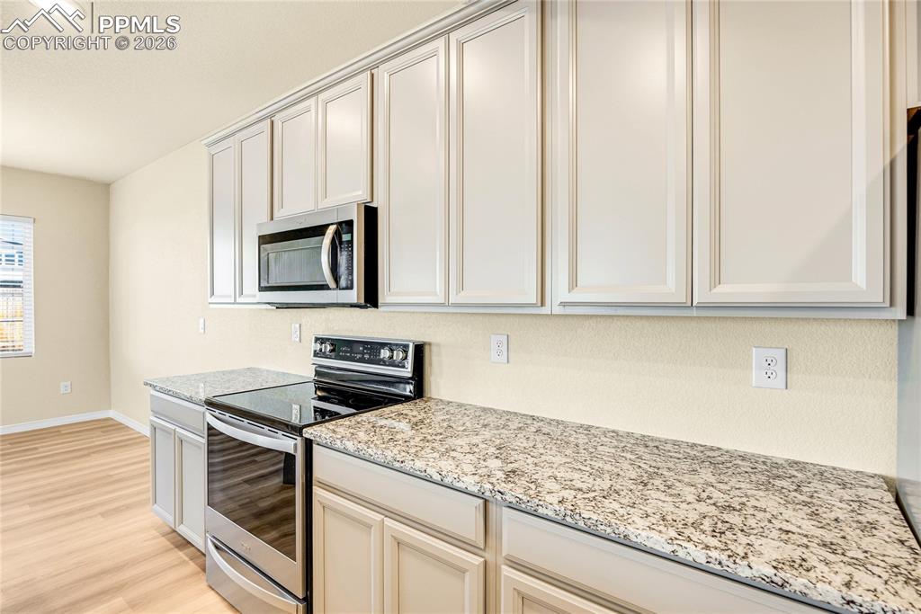 Image 8 of 25: Kitchen