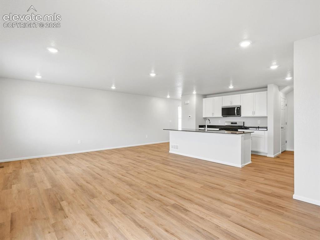 Image 12 of 25: Kitchen