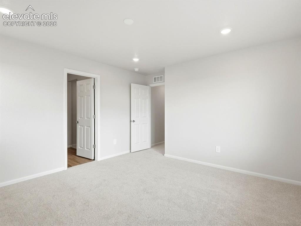 Image 19 of 25: Bedroom