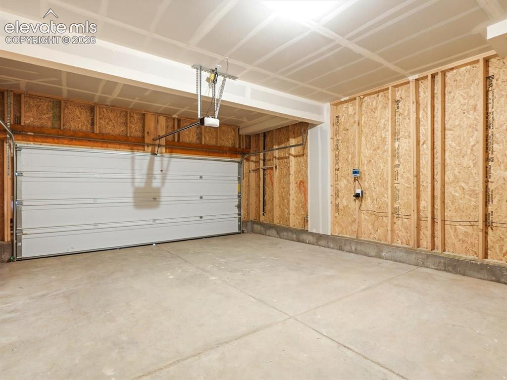 Image 23 of 25: Garage