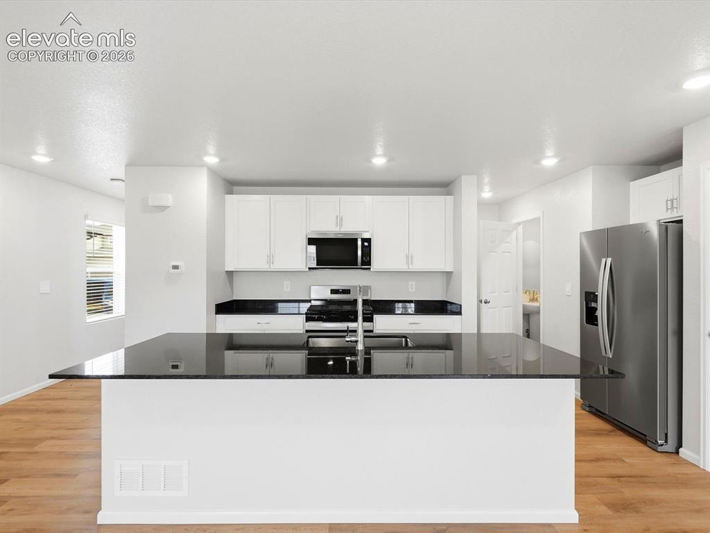 Image 5 of 25: Kitchen