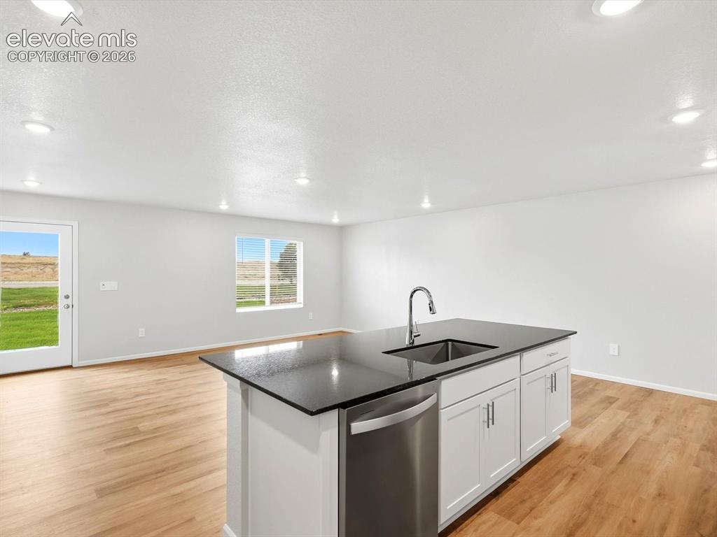 Image 6 of 25: Kitchen