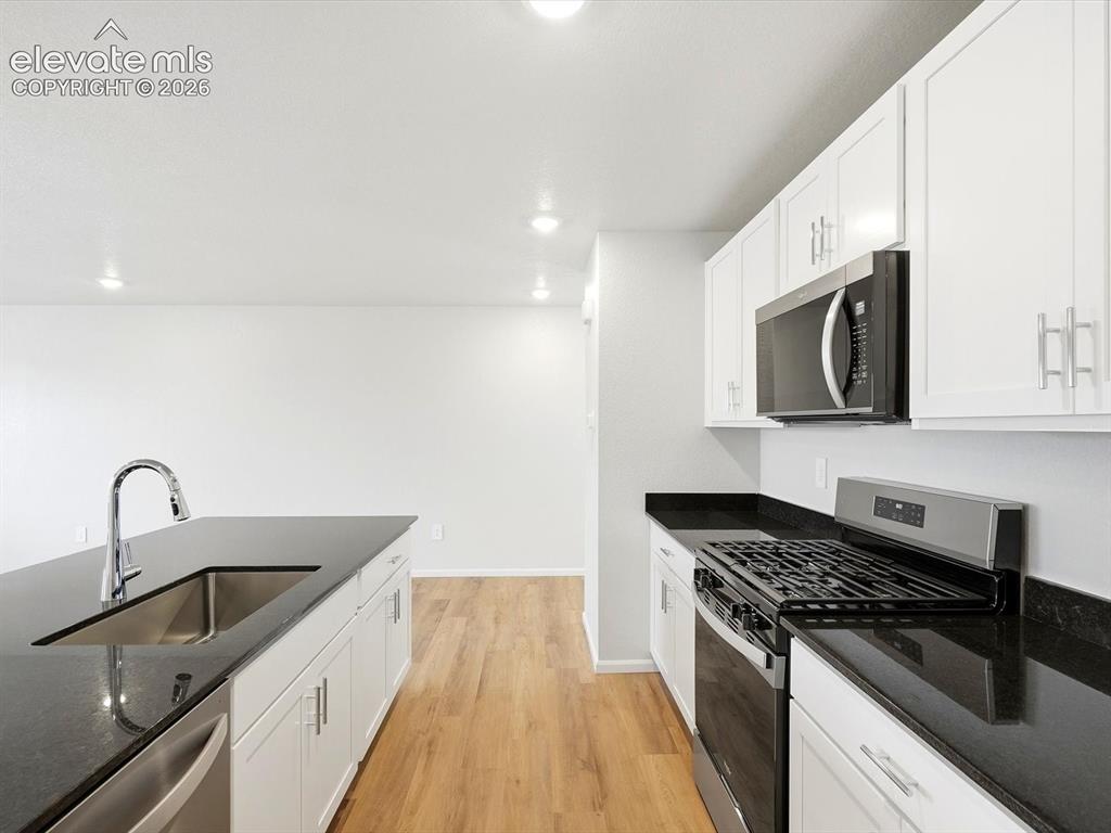 Image 7 of 25: Kitchen