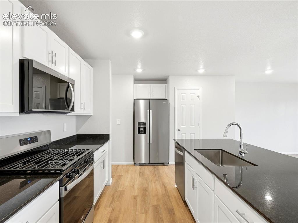 Image 8 of 25: Kitchen