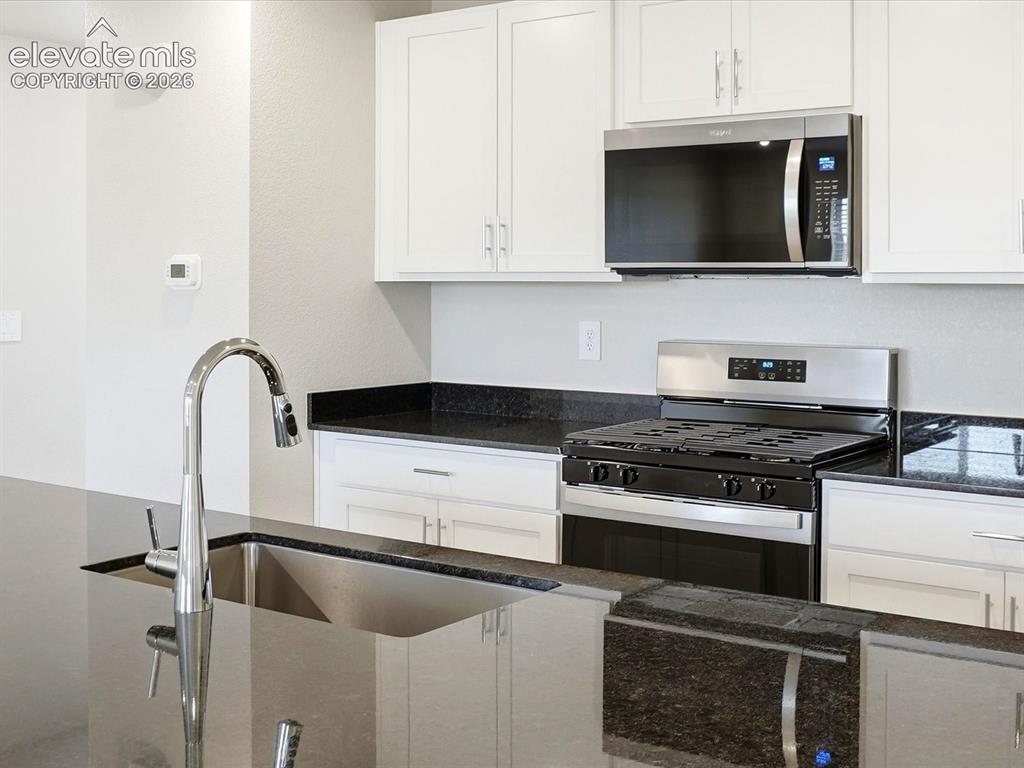 Image 9 of 25: Kitchen