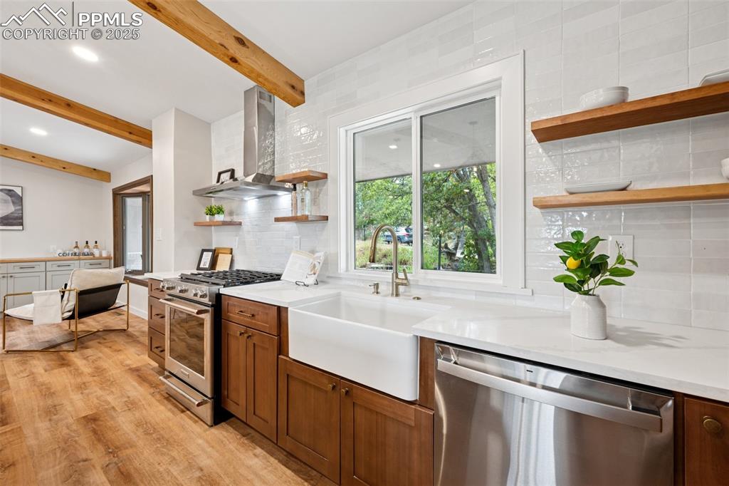Image 14 of 32: Kitchen